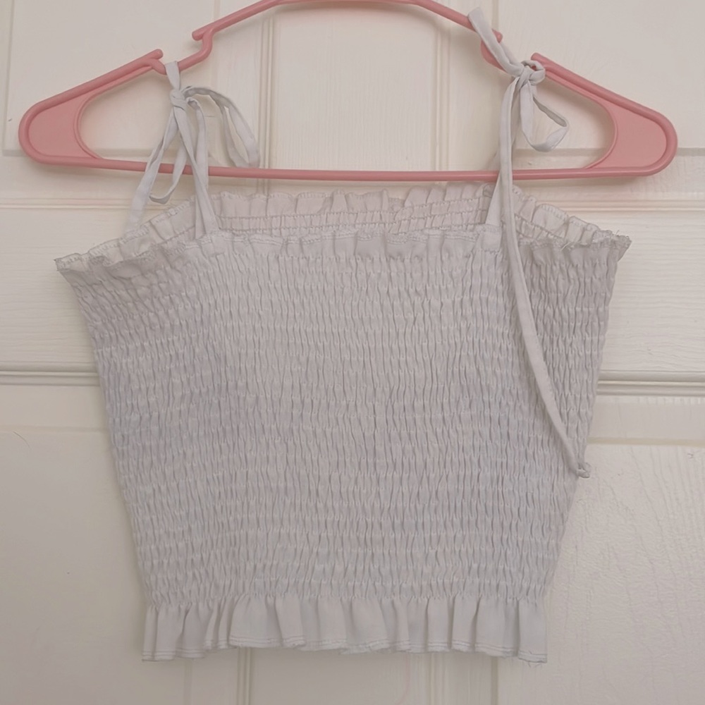 This beautiful white cropped shirt that can expand when wearing.